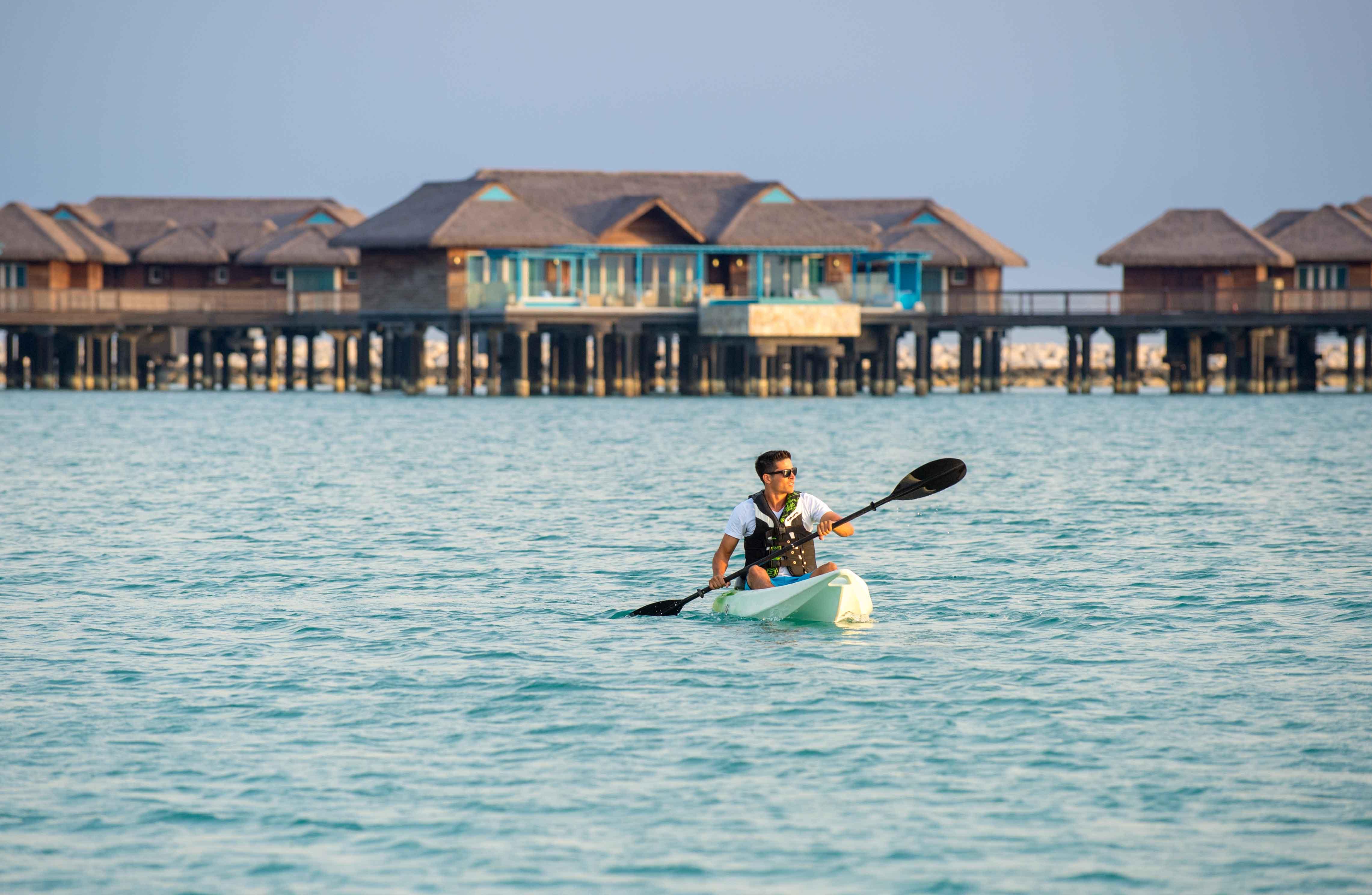 Banana Island Resort Doha By Anantara Exteriér fotografie A guest kayaking at the resort