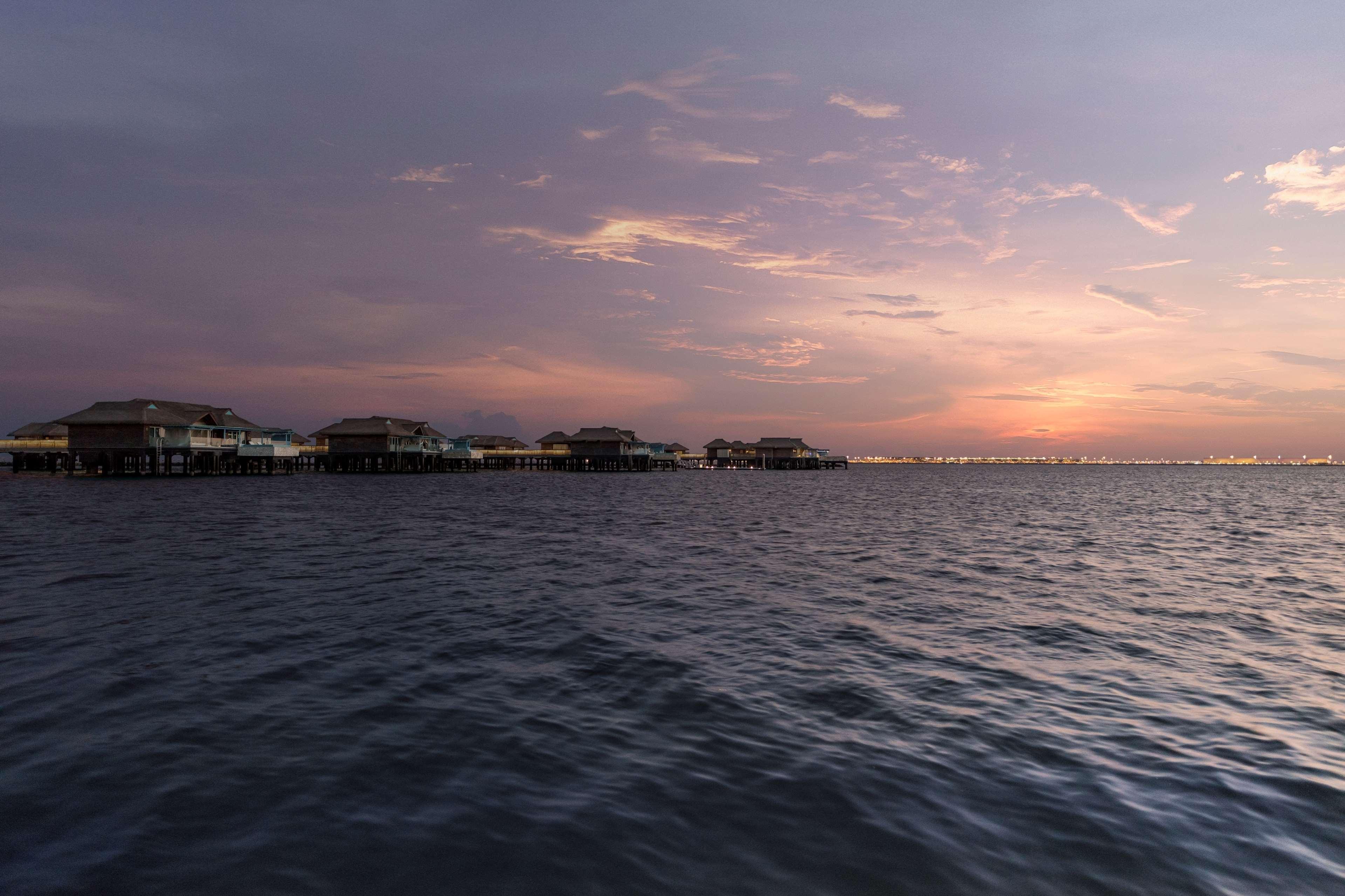 Banana Island Resort Doha By Anantara Exteriér fotografie Sunset at the port of Labuan
