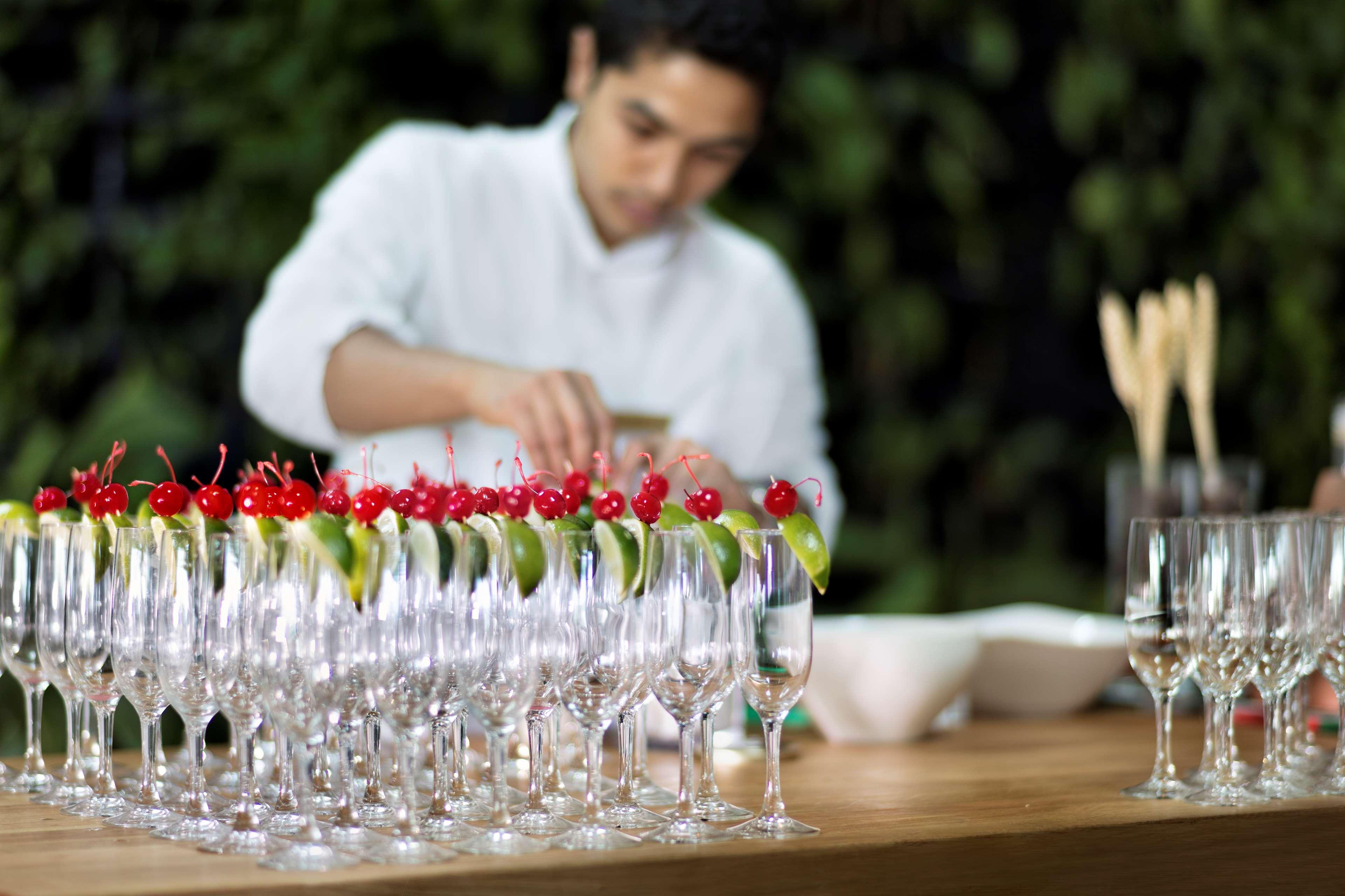 Banana Island Resort Doha By Anantara Exteriér fotografie A bartender preparing drinks