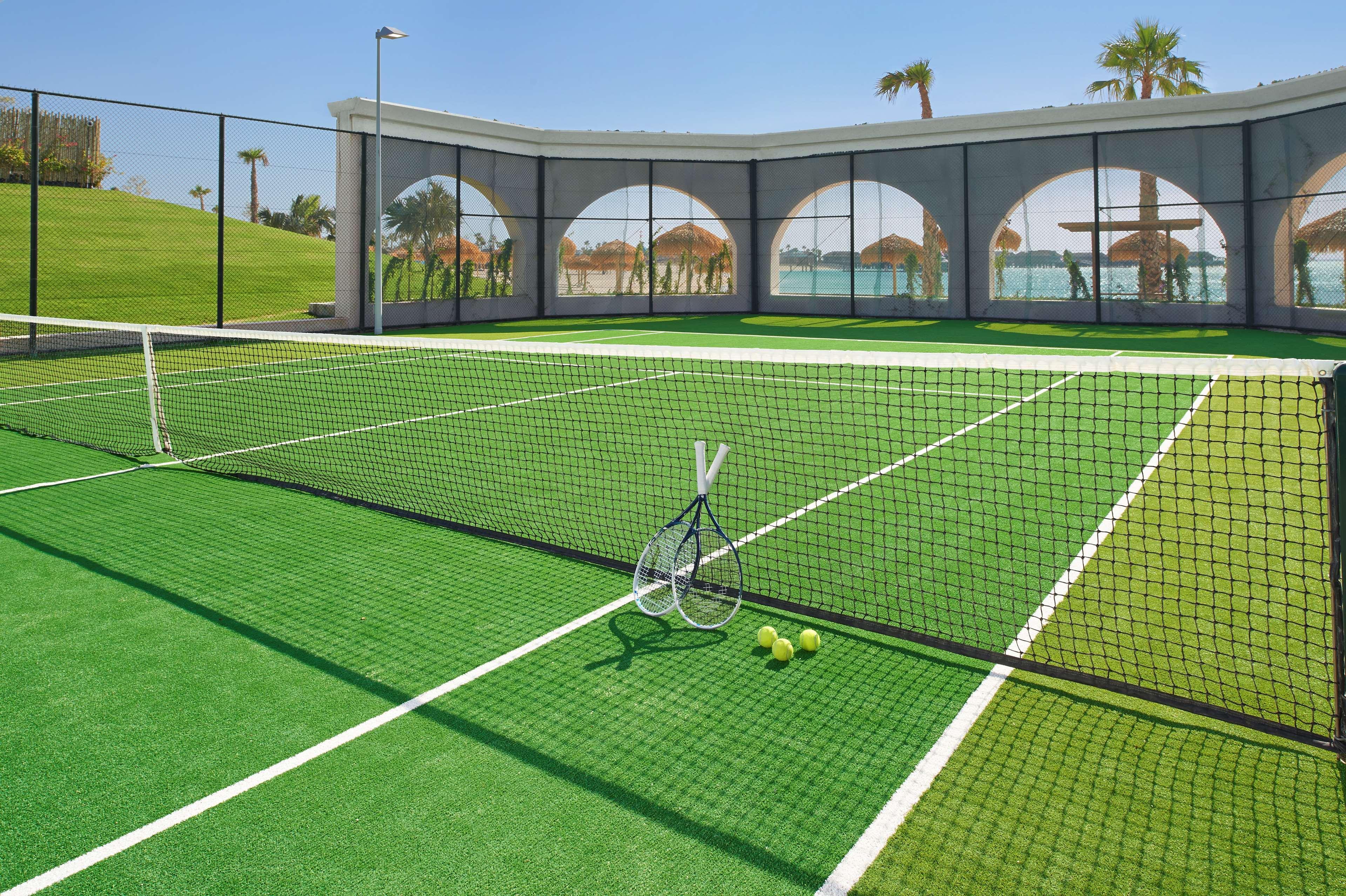 Banana Island Resort Doha By Anantara Exteriér fotografie A paddle tennis court