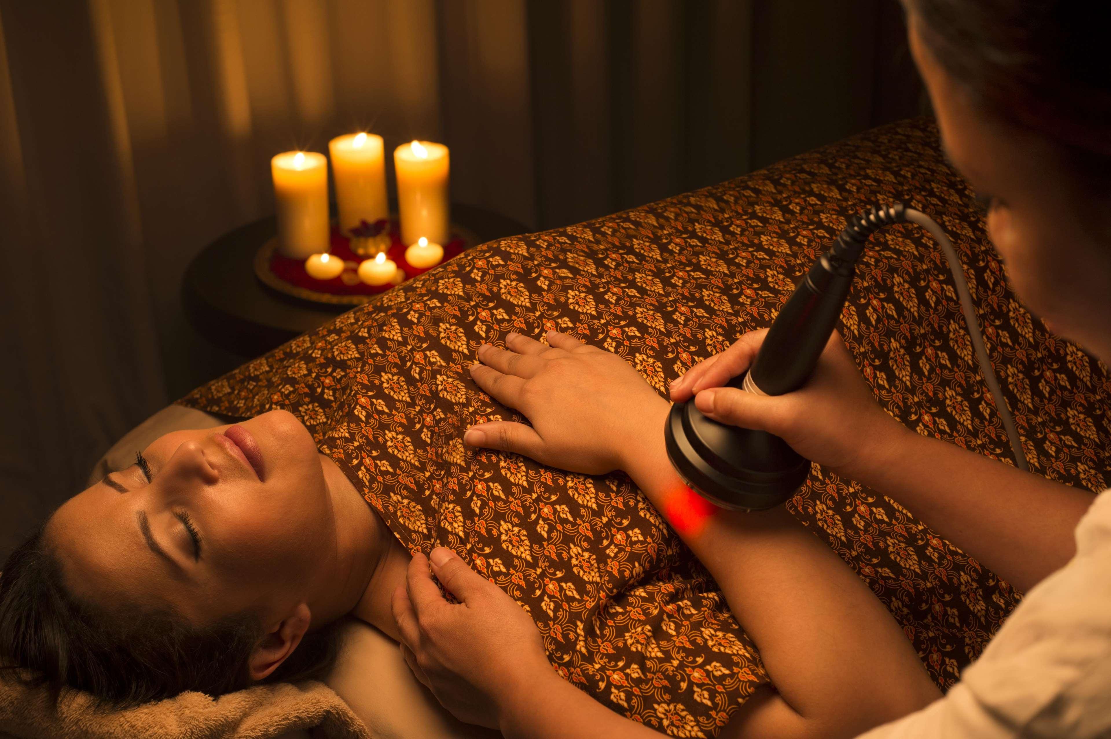 Banana Island Resort Doha By Anantara Exteriér fotografie A woman receiving laser therapy