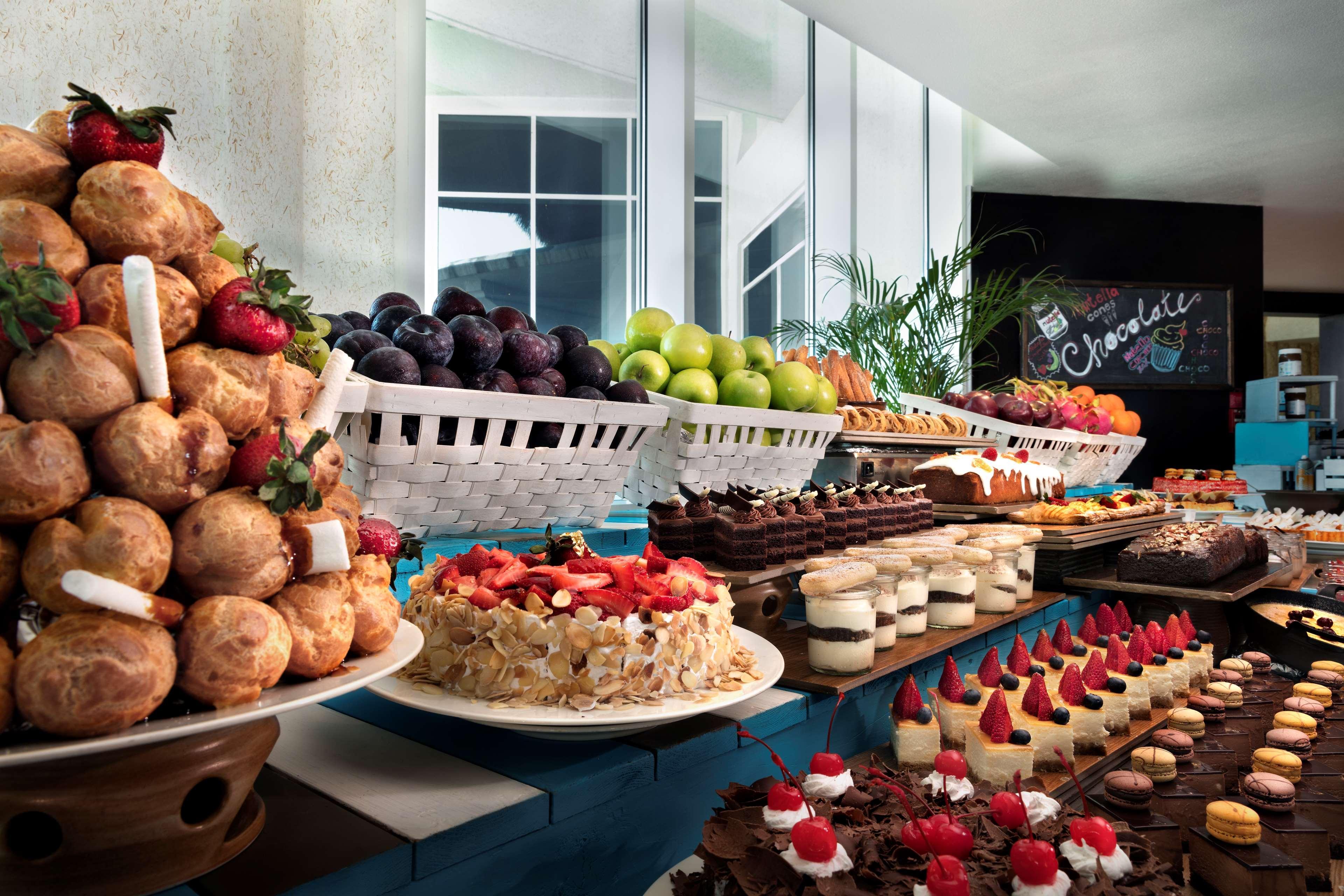 Banana Island Resort Doha By Anantara Exteriér fotografie A dessert buffet