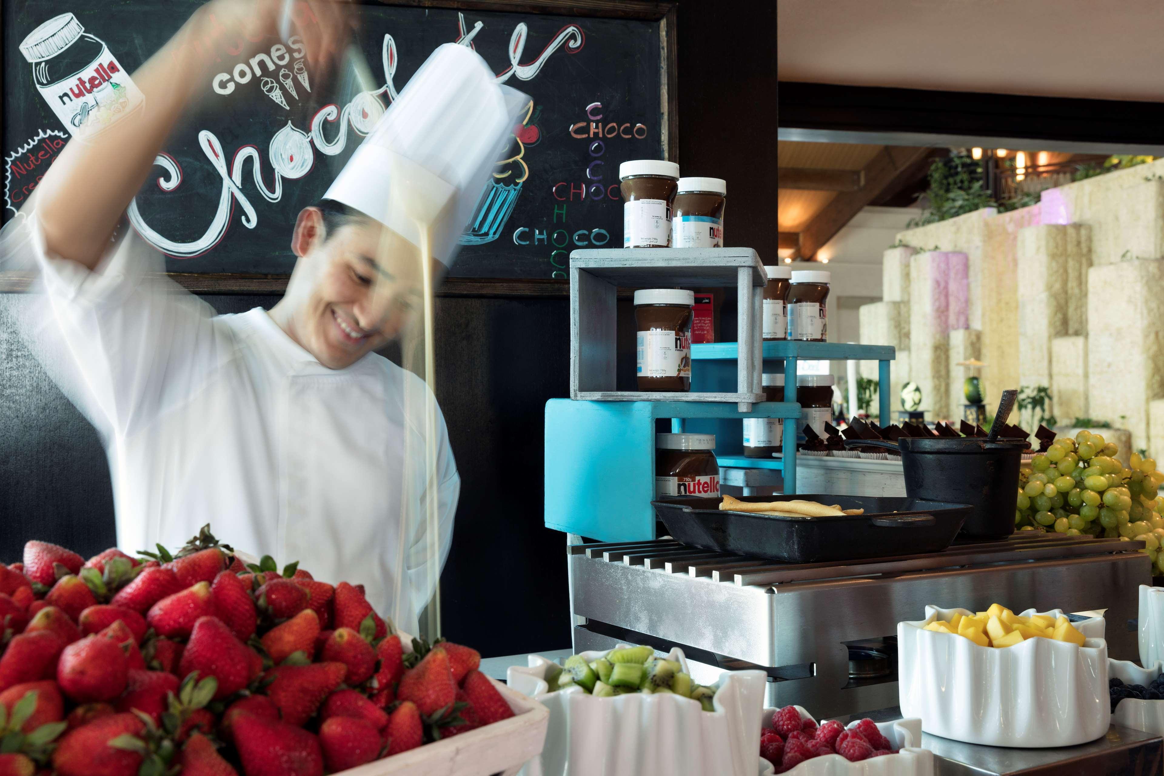 Banana Island Resort Doha By Anantara Exteriér fotografie A chocolate fountain