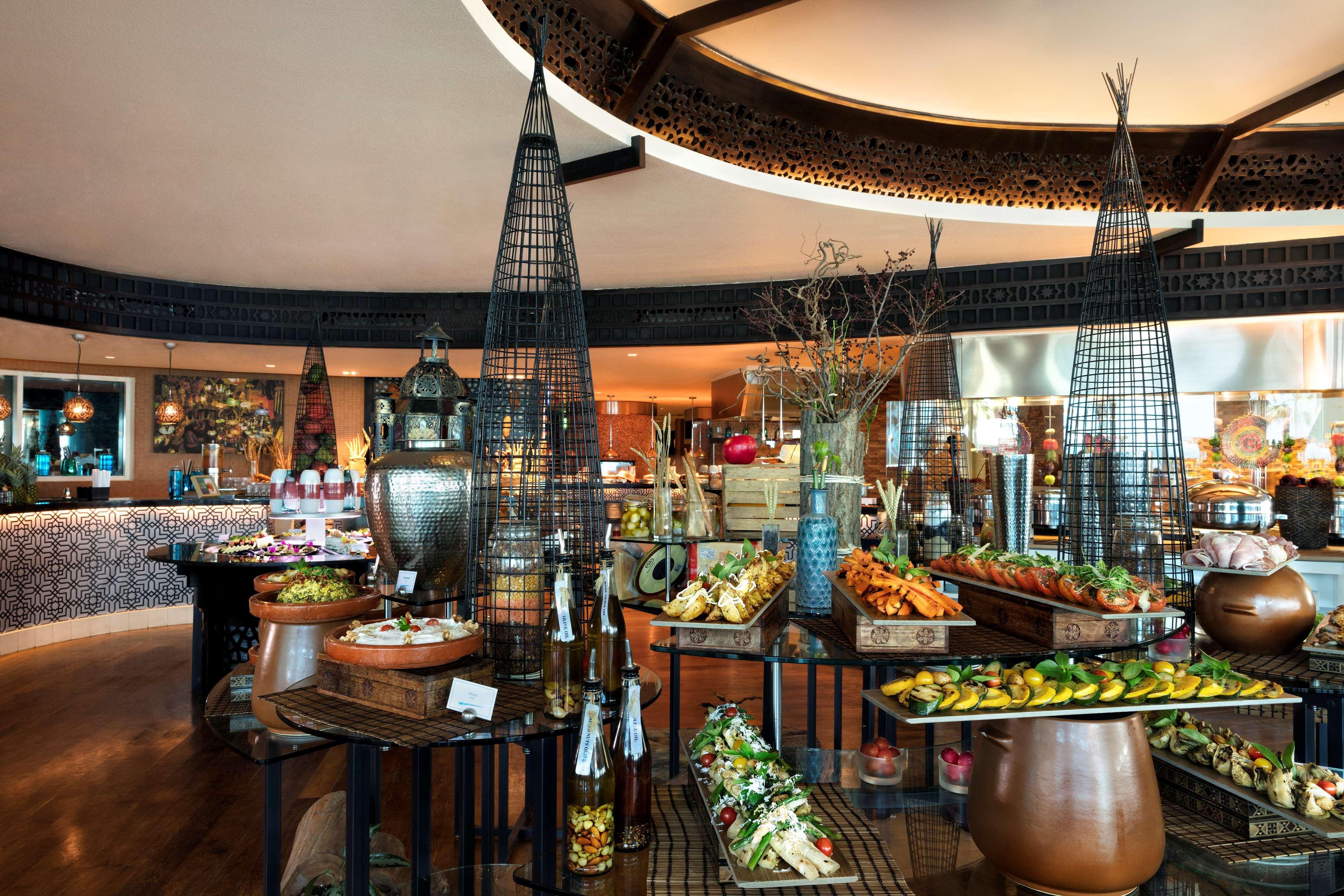 Banana Island Resort Doha By Anantara Exteriér fotografie The buffet at the restaurant